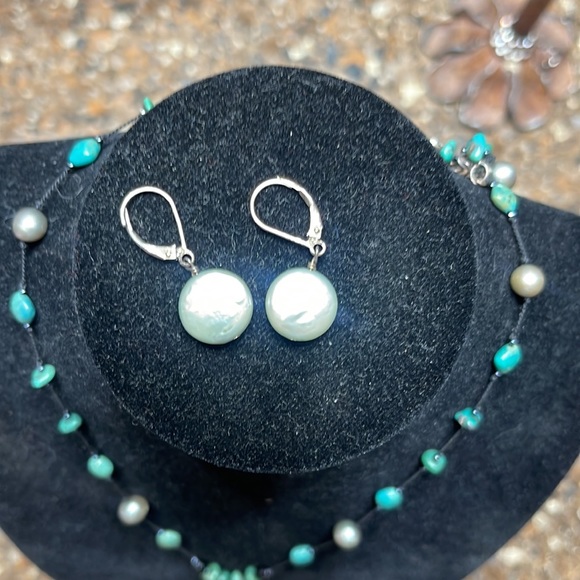 🌺PREOWNED GREEN TURQUOISE & PEARL COLORED STONED NECKLACE & EARRING SET🌺 - Picture 4 of 4